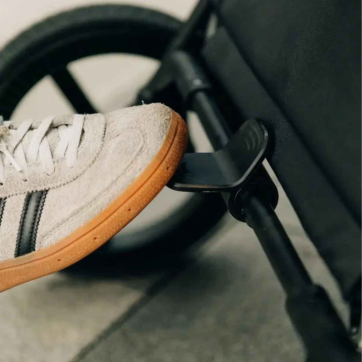 Venicci Claro 2 2-in-1 8 piece Essential Bundle - Noir